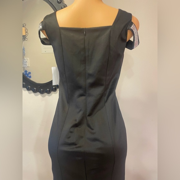 NWT BLACK DRESS WITH OPEN SHOULDERS AND SILVER BRIGHT STRAPS SIZE 8 (21) - Picture 5 of 7